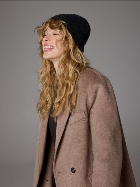 Kaszmirowa czapka - ciemnoszary. Szare czapki damskie Reserved, bez wzorów, z kaszmiru. Za 199.99 zł.