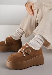 Jasnobrązowe Śniegowce na Grubej Podeszwie z Paskiem z Klamerką i Futerkiem Uwedina. Brązowe śniegowce damskie Born2be, z jeansu. Za 129.99 zł.