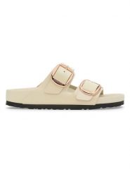 Birkenstock Skórzane klapki "Arizona" w kolorze kremowym rozmiar: 37. Brązowe klapki damskie Birkenstock, bez wzorów, z lakierowanej skóry, z otwartym noskiem, bez obcasa, bez zapięcia. Za 816.95 zł.