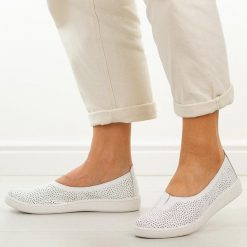 Białe skórzane Polskie półbuty damskie Gregors 1189. Białe półbuty damskie GREGORS, na jesień, bez wzorów, z jeansu, z okrągłym noskiem, bez obcasa, na płaskiej podeszwie, bez zapięcia. Za 379.00 zł.