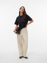 Vero Moda Koszulka w kolorze czarnym rozmiar: M. Czarne bluzki damskie Vero Moda, m, bez wzorów, z bawełny, bez kołnierzyka, bez ramiączek. Za 62.61 zł.