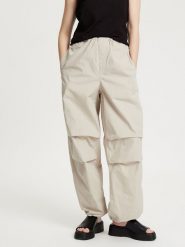 Cross Jeans Spodnie w kolorze beżowym rozmiar: W24. Brązowe spodnie materiałowe damskie Cross Jeans, bez wzorów, z bawełny. Za 70.24 zł.