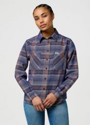 DAMSKA KOSZULA WRANGLER FEMME WESTERN SHIRT EARTH RED 112370788. Czerwone koszule damskie Wrangler, m, bez wzorów, bez kołnierzyka, bez ramiączek. Za 159.99 zł.