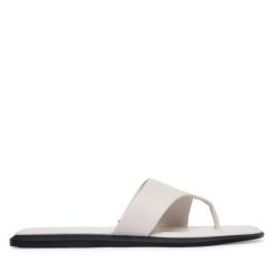 Japonki Calvin Klein. Białe klapki damskie Calvin Klein, bez wzorów, bez obcasa, bez zapięcia. Za 449.99 zł.