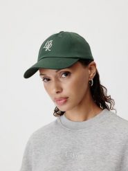LeGer Czapka "Nora" w kolorze ciemnozielonym rozmiar: onesize. Zielone czapki z daszkiem damskie LeGer, bez wzorów, z bawełny. Za 124.95 zł.