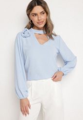 Jasnoniebieska Bluzka z Ozdobnym Dekoltem Gomi. Niebieskie bluzki damskie Born2be, bez wzorów, bez kołnierzyka, bez ramiączek. Za 69.99 zł.