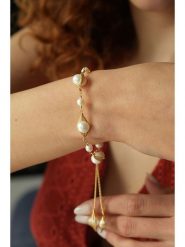 L'Atelier de Gaia Pozłacana bransoletka z perłami rozmiar: onesize. Białe bransoletki damskie L'Atelier de Gaia, pozłacane. Za 84.21 zł.