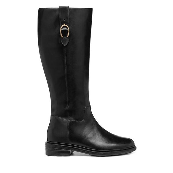 Oficerki Geox. Czarne kozaki damskie Geox, bez obcasa, na płaskiej podeszwie, bez zapięcia. Za 709.99 zł.