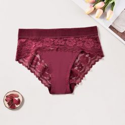 Figi z koronkowym pasem na co dzień i okazje Trautlind. Brązowe figi Intica, bez wzorów, z koronki. Za 69.00 zł.