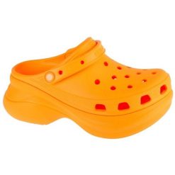 Klapki Crocs Classic Bae Clog 206302-85Q pomarańczowe. Brązowe klapki damskie bez wzorów, z gumy, bez obcasa, bez zapięcia. Za 401.52 zł.
