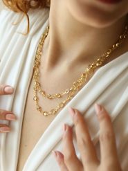 Pierres delicates Pozłacany naszyjnik z elementami ozdobnymi - dł. 45 cm rozmiar: onesize. Brązowe naszyjniki damskie Pierres delicates, z kryształem, pozłacane. Za 43.99 zł.