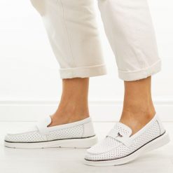 Białe ażuowe skórzane mokasyny damskie Vinceza 93221. Białe mokasyny damskie VINCEZA, na jesień, z jeansu, z okrągłym noskiem, bez obcasa. W wyprzedaży za 192.72 zł.