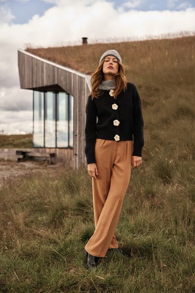 Kardigan z kwiatową aplikacją czarny. Czarne kardigany damskie MOODO, l, z aplikacjami, z poliamidu. Za 149.99 zł.