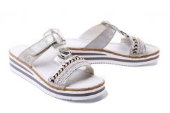 RIEKER V02M6-40 grey, klapki damskie. Szare klapki damskie Rieker, bez wzorów, bez obcasa, na koturnie, bez zapięcia. Za 223.93 zł.