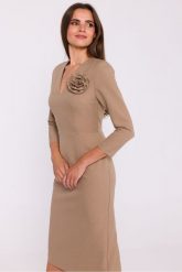 Elegancka sukienka ołówkowa z dekoltem V beżowa. Brązowe sukienki damskie Stylove, bez wzorów, z elastanu, eleganckie, bez ramiączek. Za 449.00 zł.