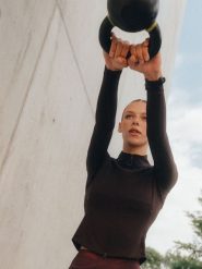 4F Bluza treningowa slim bez kaptura damska - brązowa L. Brązowe bluzy damskie 4F, l, bez wzorów, bez kaptura. Za 199.99 zł.