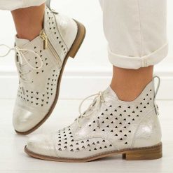 Złote skórzane ażurowe botki damskie Cambell 19422. Żółte botki damskie Cambell, na jesień, z jeansu, eleganckie, z okrągłym noskiem, bez obcasa, na płaskiej podeszwie, bez zapięcia. Za 259.00 zł.