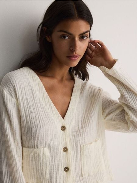 Muślinowa koszula - biały. Białe koszule damskie Reserved, l, bez wzorów, z bawełny, bez kołnierzyka, bez ramiączek. W wyprzedaży za 49.99 zł.