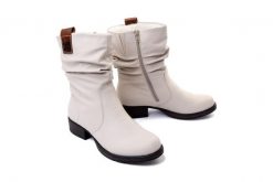 RIEKER Z9583-60 beige, kozaki damskie. Brązowe kozaki damskie Rieker, na zimę, bez obcasa, na obcasie, bez zapięcia. Za 379.90 zł.