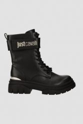 JUST CAVALLI Czarne buty Fondo Kani Kombat. Czarne botki damskie Just Cavalli, bez obcasa, bez zapięcia. W wyprzedaży za 549.99 zł.