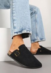 Czarne Klapki w Stylu Chodaków z Klamrami Uliadriela. Czarne klapki damskie Born2be, bez wzorów, z jeansu, bez obcasa, na płaskiej podeszwie, bez zapięcia. Za 74.99 zł.