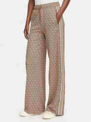 Guess Spodnie dresowe V6YB27 K5181 Brązowy jasny Relaxed Fit. Brązowe spodnie dresowe damskie Guess, l, z aplikacjami, z dresówki. Za 474.99 zł.