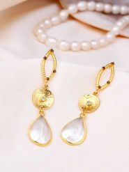 Pierres de Jade Pozłacane kolczyki-wkrętki z cyrkoniami i masą perłową rozmiar: onesize. Białe kolczyki damskie Pierres de Jade, z cyrkonią, pozłacane. Za 106.38 zł.