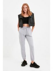 Trendyol Spodnie dresowe w kolorze szarym rozmiar: XS. Szare spodnie dresowe damskie Trendyol, xs, bez wzorów, z dresówki. Za 65.99 zł.