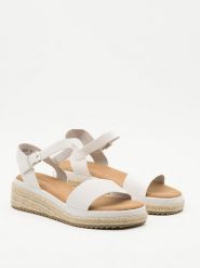 Belucci Sandały w kolorze białym na koturnie rozmiar: 38. Białe sandały damskie Belucci, bez wzorów, z otwartym noskiem, bez obcasa, na koturnie, bez zapięcia. Za 114.44 zł.