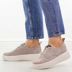 Beżowe zamszowe półbuty damskie Vinceza 79605. Brązowe półbuty damskie VINCEZA, na jesień, bez wzorów, z jeansu, z okrągłym noskiem, bez obcasa, bez zapięcia. Za 229.00 zł.