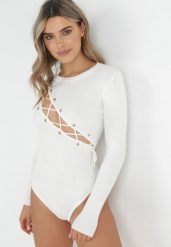 Białe Prążkowane Body z Gorsetowym Wiązaniem Dyllia. Białe body i gorsety Born2be, bez wzorów, z dzianiny. Za 129.99 zł.
