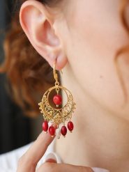 Pierres delicates Pozłacane kolczyki z koralami rozmiar: onesize. Czerwone kolczyki damskie Pierres delicates, z koralem, pozłacane, z zapięciem typu bigiel. Za 74.63 zł.