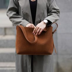 Shopperka skórzana Solier FL38 Sienna brązowa. Brązowe torebki klasyczne damskie Solier, ze skóry, na ramię, zamszowe, bez dodatków. Za 399.00 zł.