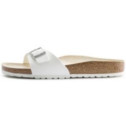 Klapki damskie Birkenstock Madrid BF. Białe klapki damskie Birkenstock, bez wzorów, z materiału, bez obcasa, bez zapięcia. Za 289.00 zł.