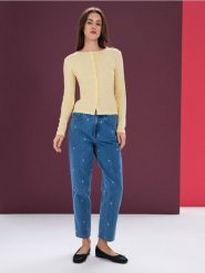 Jeansy mom z haftowanymi kwiatkami - niebieski. Niebieskie jeansy damskie Sinsay. Za 69.99 zł.