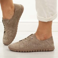 Fango skórzane półbuty damskie Jezzi 9771. Brązowe półbuty damskie Jezzi, na lato, w ażurowe wzory, z jeansu, z okrągłym noskiem, bez obcasa, bez zapięcia. Za 219.00 zł.