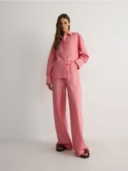 Koszula oversize w piżamowym stylu - czerwony. Czerwone koszule damskie Reserved, l, bez wzorów, z bawełny, bez kołnierzyka, bez ramiączek. W wyprzedaży za 49.99 zł.