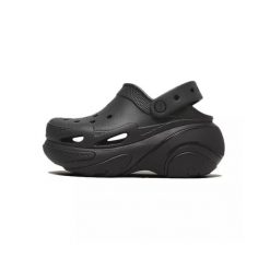 Tenisówki Crocs Model Bubble Crush Clog U Kolor Czarny. Czarne trampki damskie Crocs, bez wzorów, z gumy, bez zapięcia. Za 411.00 zł.