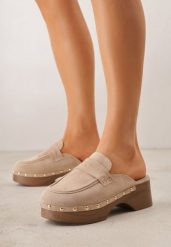 Beżowe Klapki Drewniaki w Stylu Mokasynów z Nitami Hanaria. Brązowe klapki damskie Born2be, z aplikacjami, z jeansu, bez obcasa, na obcasie, bez zapięcia. Za 89.99 zł.