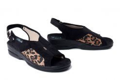 ADANEX 29645 ASK84VNN czarny, sandały damskie. Czarne sandały damskie Adanex, bez wzorów, z gumy, bez obcasa, bez zapięcia. Za 127.42 zł.