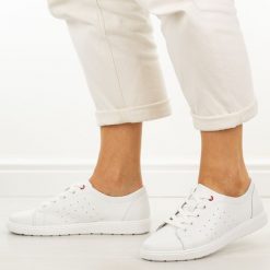 Białe skórzane półbuty damskie Filippo Dp7556/26. Białe półbuty damskie Filippo, na lato, bez wzorów, z jeansu, bez obcasa, na płaskiej podeszwie, bez zapięcia. W wyprzedaży za 192.72 zł.