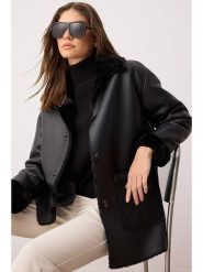 Trendyol Kurtka w kolorze czarnym ze skóry syntetycznej rozmiar: 38. Czarne kurtki damskie Trendyol, bez wzorów, ze skóry, bez kaptura. Za 139.87 zł.