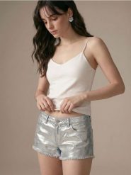 Szorty jeansowe mid waist z metalicznym wykończeniem - srebrny. Szare spodenki sportowe damskie Sinsay, l, bez wzorów, z jeansu. Za 69.99 zł.