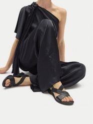 Lasocki Sandały CEO-EST-AFIONA-18 Czarny. Czarne sandały damskie Lasocki, bez wzorów, ze skóry, bez obcasa, na płaskiej podeszwie, bez zapięcia. Za 119.99 zł.