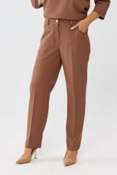 Eleganckie klasyczne karmelowe spodnie Eleonora PLUS SIZE XXL OVERSIZE JESIEŃ. Spódnice damskie Moda Size Plus Iwanek, do pracy, na jesień, plus size, bez wzorów, z elastanu, biznesowe, mini. Za 219.90 zł.