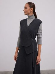 BGN Kamizelka w kolorze antracytowym rozmiar: 38. Czarne kamizelki damskie BGN, bez wzorów, bez kaptura. Za 145.95 zł.