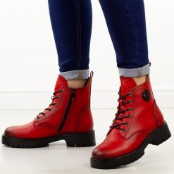 Czerwone botki damskie na traperze Potocki 12672. Czerwone botki damskie POTOCKI, na jesień, z dzianiny, eleganckie, z okrągłym noskiem, bez obcasa, bez zapięcia. Za 269.00 zł.