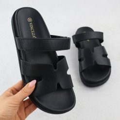 Klapki damskie czarne Vinceza 17401. Czarne klapki damskie VINCEZA, bez wzorów, ze skóry ekologicznej, bez obcasa, bez zapięcia. Za 119.99 zł.