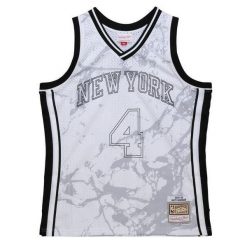 Marmurowa koszula New York Knicks NBA Swingman 2005/06. Białe koszule damskie Mitchell & Ness, bez wzorów, z poliesteru, sportowe, bez kołnierzyka, bez ramiączek. Za 593.00 zł.