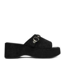 Klapki Guess Jeans. Czarne klapki damskie Guess Jeans, z aplikacjami, z jeansu, bez obcasa, bez zapięcia. Za 249.99 zł.